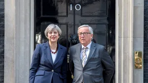 Jean-Claude Juncker ironizează întrebările despre întâlnirea cu Theresa May, afirmând că va prezenta o 