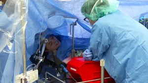 VIDEO. Operaţie pe creier transmisă LIVE pe Facebook. Reacţia pacientei, trează în timpul intervenţiei