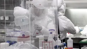 VIDEO. Pacienţii cu simptome grave au stări de confuzie cu accente delirante. Cercetătorii încearcă să înţeleagă cum afectează Covid-19 creierul