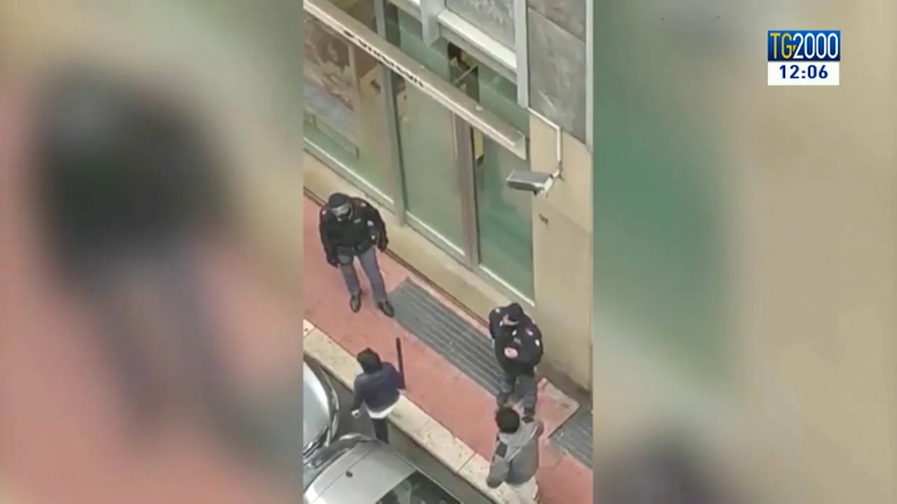 Scene disperate la Bari. Un cuplu face scandal în faţa unei bănci: ”Nu mai avem bani. Murim de foame!” VIDEO