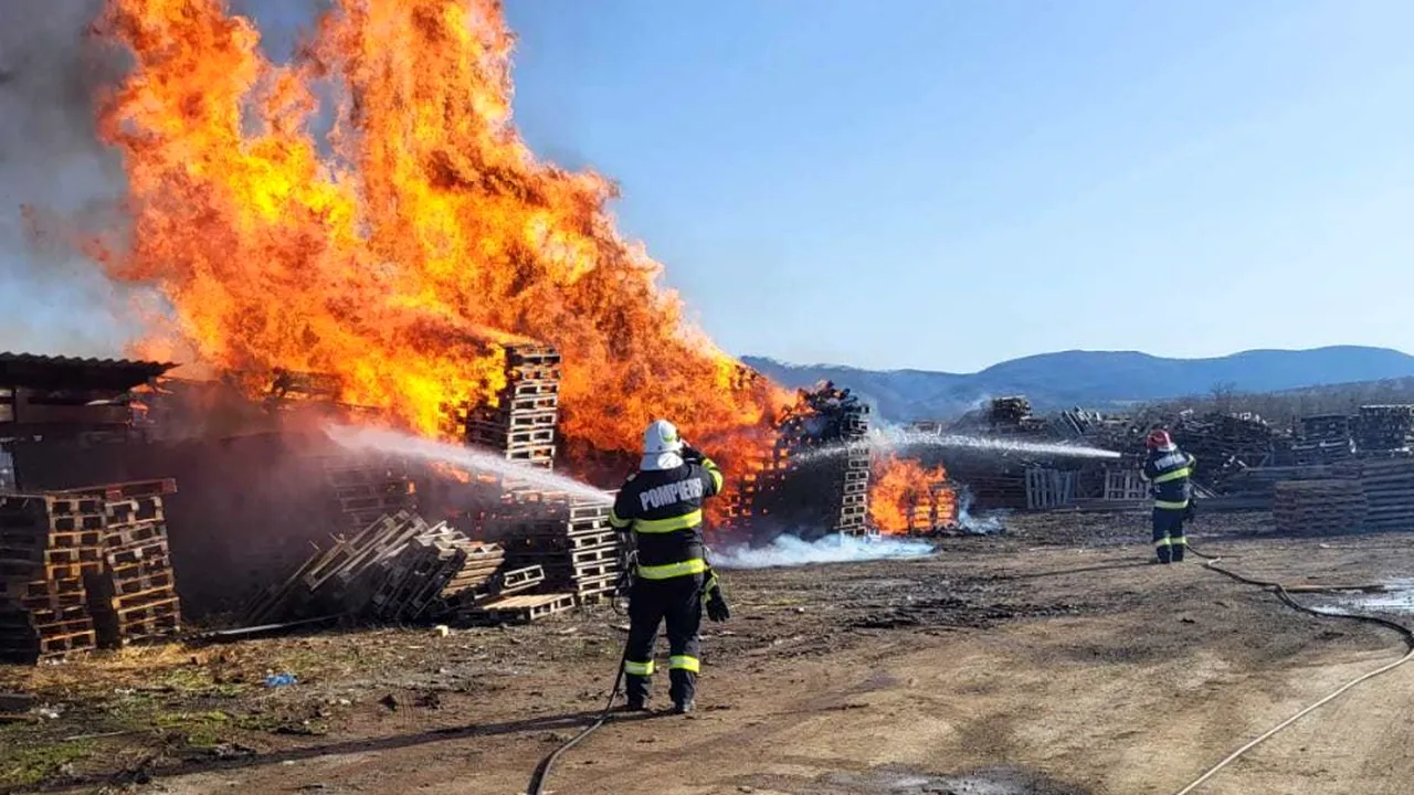 Incendiu la un depozit de materiale de construcţii din Satu Mare. Au ars sute de paleţi