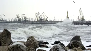 O navă eşuată la intrarea în Portul Mangalia a fost repusă pe linia de plutire - VIDEO