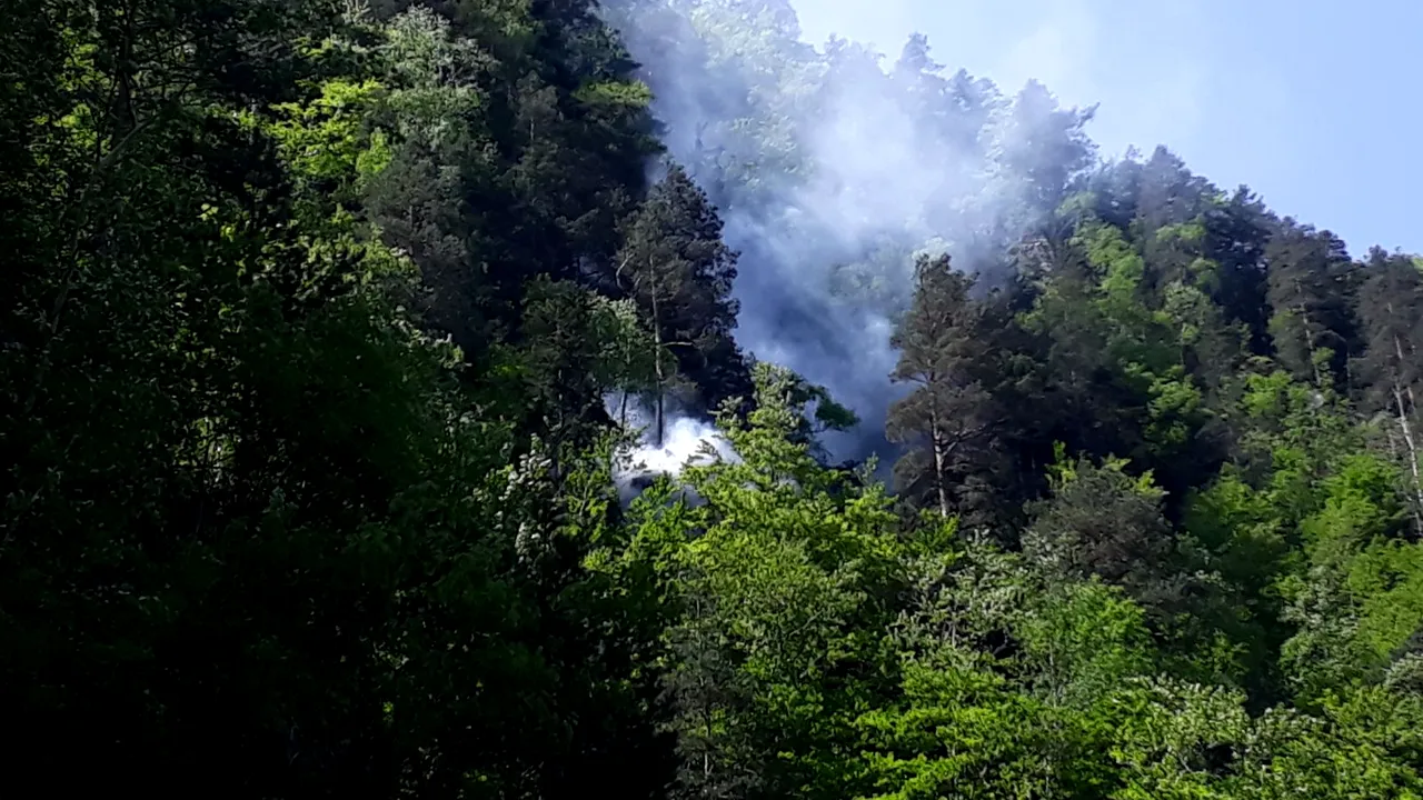 Accesul pe Transfăgărăşan, blocat pentru intervenţia pompierilor la incendiul din Poenari