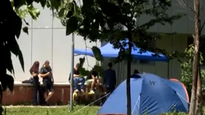 Zeci de studenţi din Grozăveşti au dormit în corturi, pentru a protesta faţă de închiderea căminelor - VIDEO