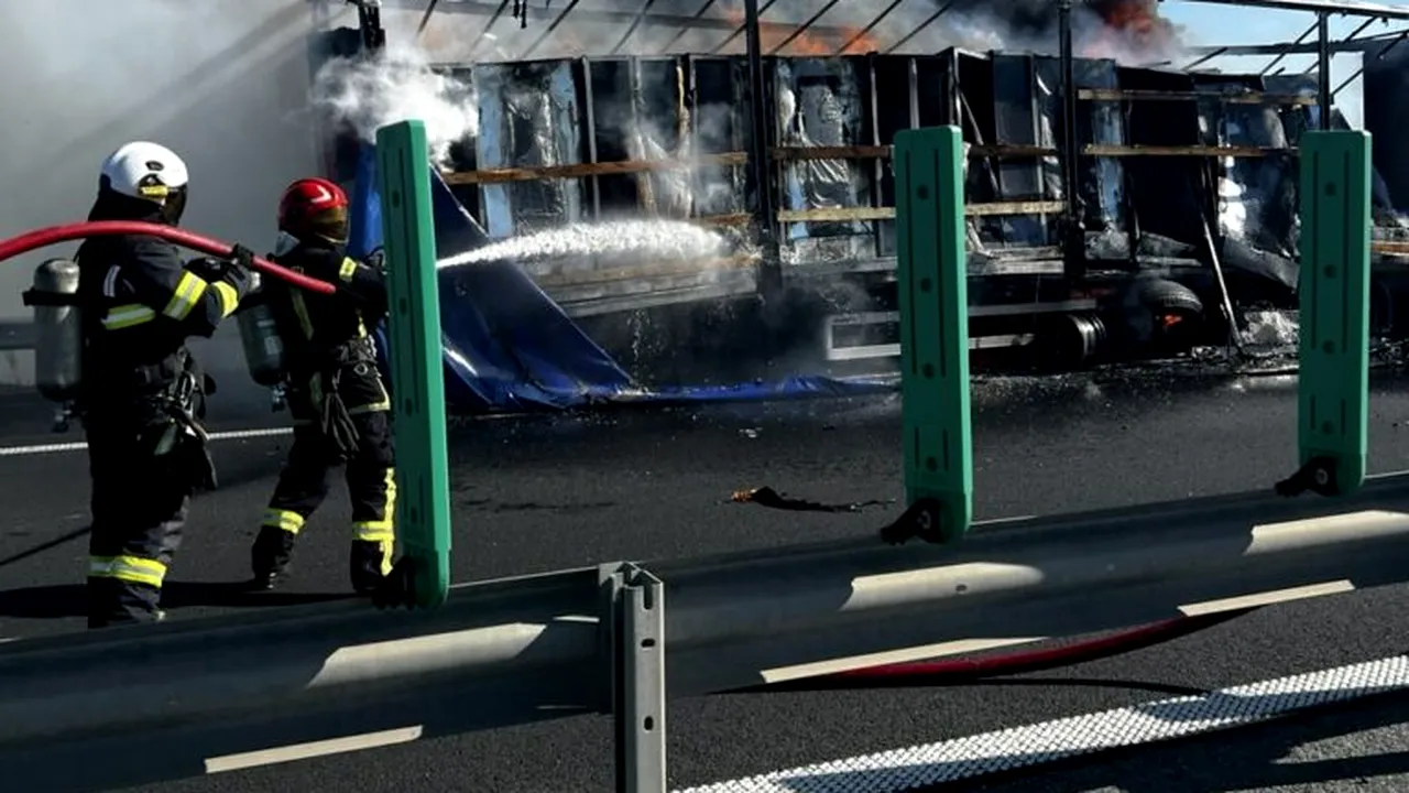 Incendiu puternic pe A1. Semiremorcă cuprinsă de flăcări în proporție de 80%