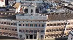 UE acuză guvernul Italiei că a intervenit abuziv într-o preluare bancară