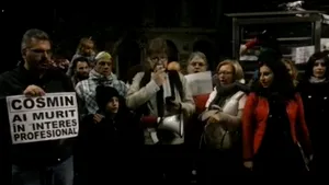 Aproximativ 300 de persoane au cerut demisia lui Oprea în faţa Guvernului - VIDEO