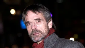 Jeremy Irons, în rolul unui sexolog, în 
