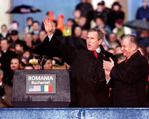 RETROSPECTIVĂ MEDIAFAX 35. 2002 – Al doilea președinte american vine la București, iar România este invitată să înceapă negocierile de aderare la NATO