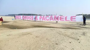 Protest INEDIT împotriva viceprimarului, pe o insulă din mijlocul Dunării: Tineri din Galaţi au scris „Sex, drugs & păcănele” pe un banner uriaş | FOTO, VIDEO
