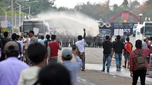 VIDEO Noi proteste în Myanmar împotriva loviturii de stat. Poliţia a folosit tunuri de apă în capitală