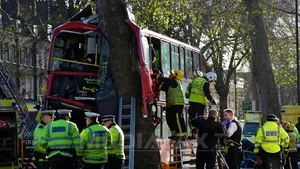 ACCIDENT de autobuz la Londra: Cel puţin 19 oameni au fost răniţi