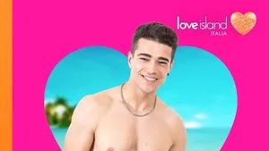 Daniel, un tânăr român din Carrara care munceşte în construcţii, participă la Insula Iubirii Italia