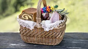 Carne de miel, pască şi ouă roşii. Ce pui pe masa de Paşte?
