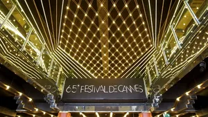 CANNES 2012: STRĂLUCIRE ŞI TRANSPARENŢĂ pe covorul roşu în prima seară a festivalului - GALERIE FOTO
