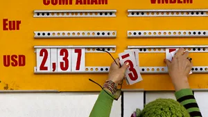 CNP menţine estimările privind evoluţia cursului leu/euro până în 2013