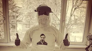 Medic în prima linie în lupta cu COVID-19, cu poza lipită pe piept: Pacienţii simt ca eşti mai aproape de ei. Ii vezi zâmbitori, fericiţi