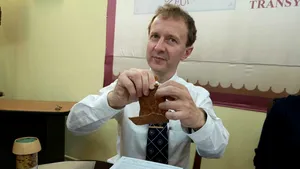 FOTO | Invenţie inedită: A apărut batonul alimentar din fibre aruncate în timpul producţiei de suc de fructe