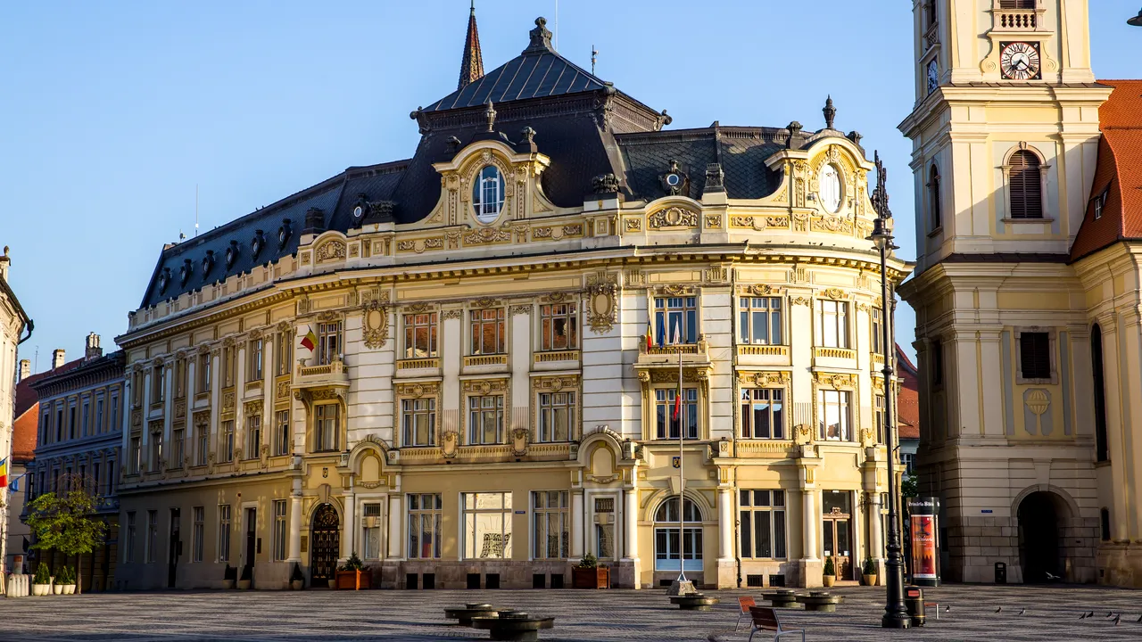 COVID-19 loveşte sfera politică. Primarul şi prefectul de Sibiu sunt izolaţi la domiciliu, după ce au fost diagnosticaţi pozitiv