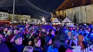 Carusel cu 3.000 de luminiţe şi patinoar în jurul statuii lui Matei Corvin, la Târgul de Crăciun de la Cluj-Napoca - FOTO, VIDEO