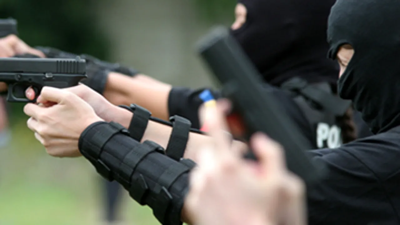 Cartier din Slatina, patrulat de poliţişti şi mascaţi după lupte de stradă între două clanuri rivale