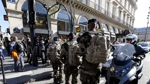 Franţa mobilizează militari pentru misiuni de siguranţă publică, după trei atacuri islamiste