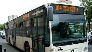 Accident în centrul Capitalei. Un autobuz al liniei 104, implicat. Două persoane au fost rănite
