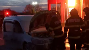 Botoșani: Mașina cu care părinții își duceau copilul la spital a luat foc pe drum