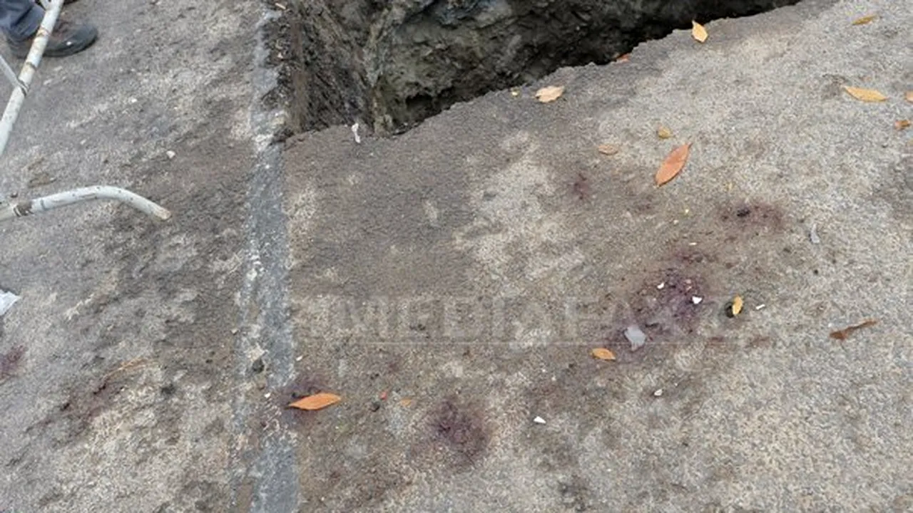 Asfalt SURPAT în timpul nopţii. Autorităţile, alertate să scoată o maşină căzută în groapa formată - GALERIE FOTO