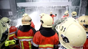 Pompierii belgieni au protestat cu spumă carbonică