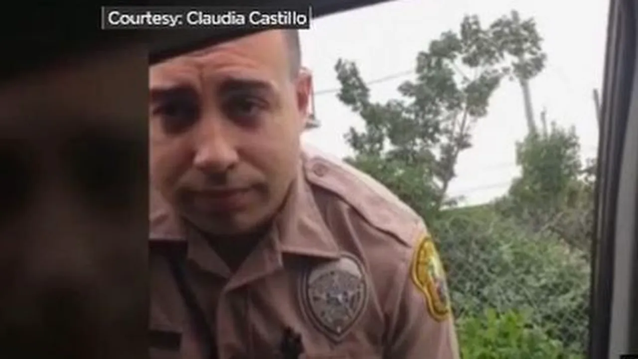 Agent de poliţie din SUA, tras pe dreapta de o femeie, după ce depăşise viteza legală. VIDEO
