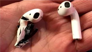 Probleme pentru Apple | Una dintre căştile Apple AirPods a început să fumege la urechea unui utilizator, apoi a luat foc