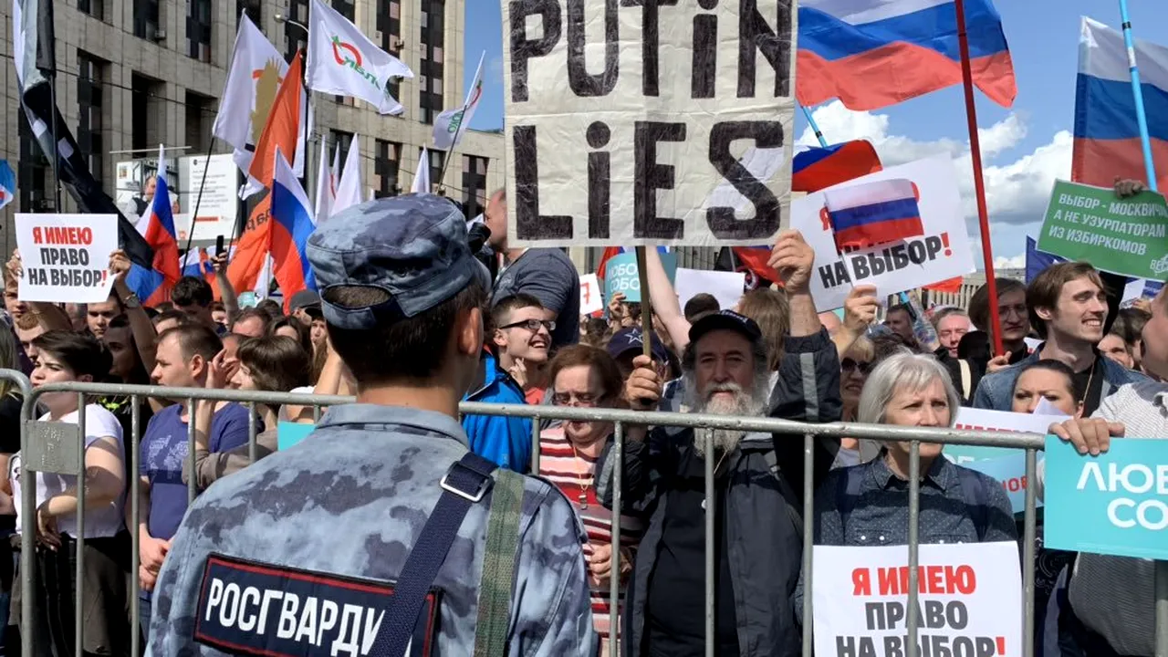 Peste 20.000 de persoane au participat la un miting al opoziţiei la Moscova/ Protestatarii au cerut alegeri libere şi corecte