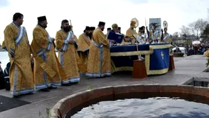 BOBOTEAZA: Mii de credincioşi, la bisericile din ţară pentru a lua apă sfinţită - FOTO