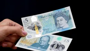 Marea Britanie: Vechile bancnote de 5 lire ies vineri din circulaţie. Cum pot fi preschimbate