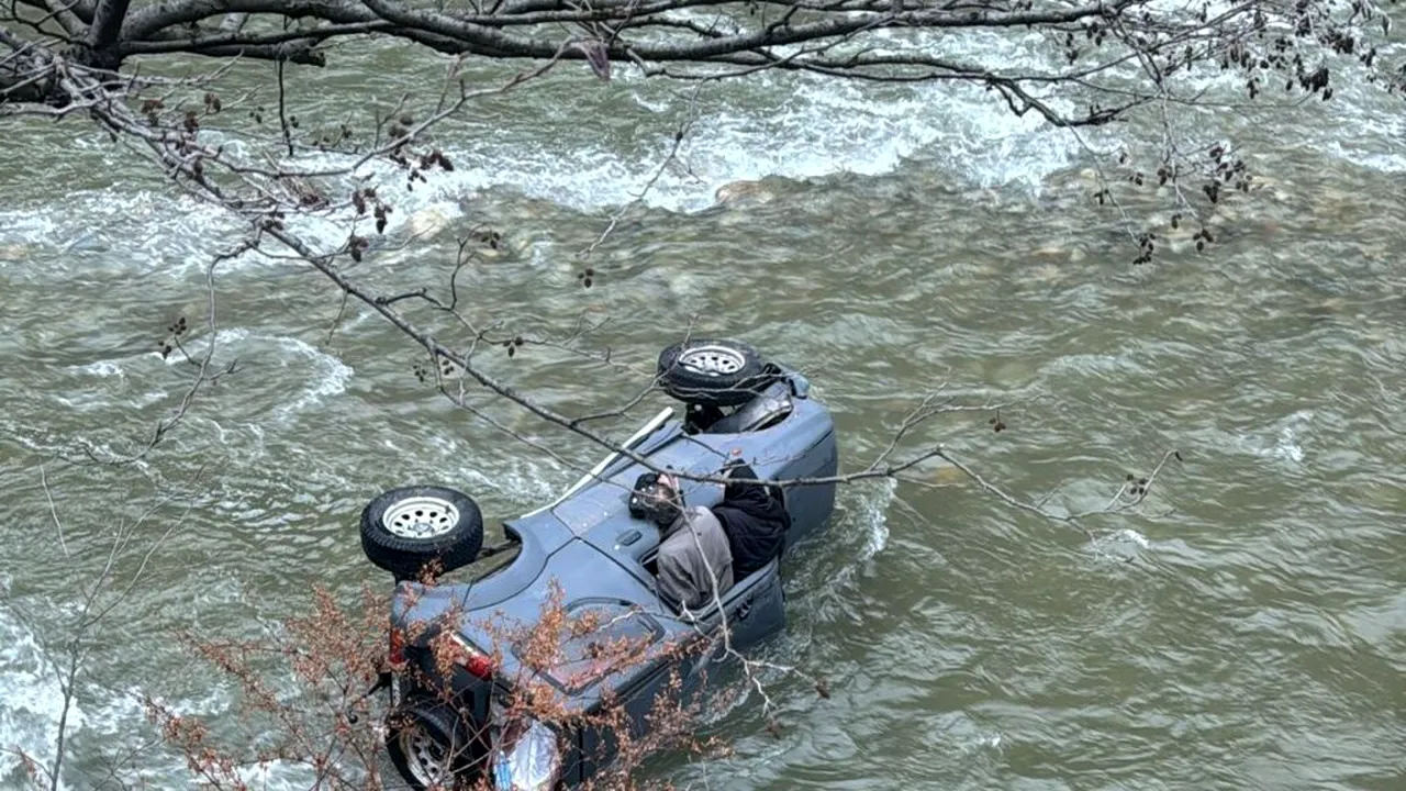 Un preot și o măicuță au plonjat cu mașina în râul Jiu
