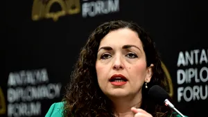 Președinta Kosovo dizolvă parlamentul și convoacă alegeri anticipate, pentru a treia oară într-un an
