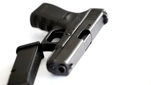 Pistol confiscat de poliţiştii din Vaslui din locuinţa unui bărbat. Acesta este cercetat pentru nerespectarea regimului armelor şi muniţiilor