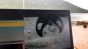 VIDEO Cercetătorii români au creat un sistem robotic pentru a curăţa deşeurile de pe fundul mării