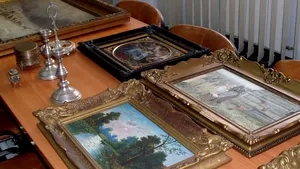 O femeie a fost prinsă de polițiști în timp ce încerca să vândă zeci de bunuri de patrimoniu