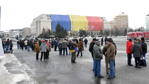 Revoluţionarii continuă protestul la Guvern şi greva foamei, cerând retragerea OUG privind noi certificate. Guvernul nu a discutat despre această situaţie