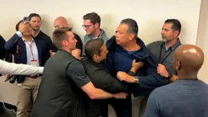 Senatorul american Alex Padilla, bruscat și încătușat la o conferință de presă din Los Angeles. Kamala Harris: un abuz de putere rușinos