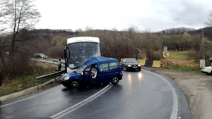 Accident grav în judeţul Sibiu, după ce şoferul unui autoturism a intrat în coliziune cu un autocar în care se aflau 40 de persoane. UPDATE: O femeie a murit | FOTO