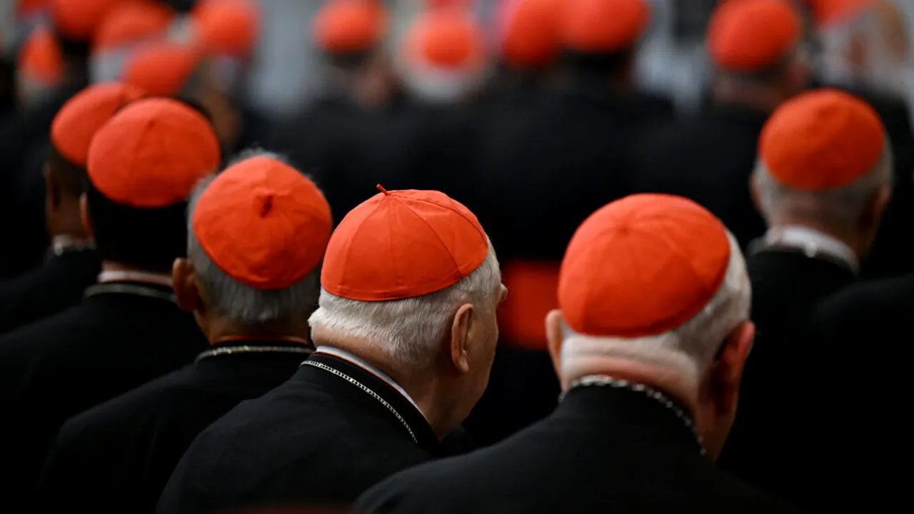 Cardinalii încep alegerea noului papă în cel mai mare conclav din istorie