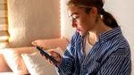 121 de studii, aceeași concluzie. Ecranele ne fură somnul, sportul și prietenii