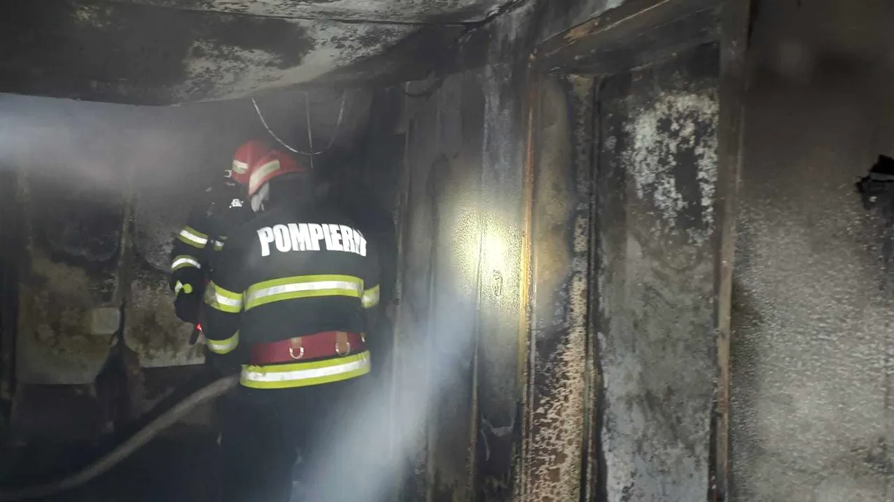 Incendiu puternic izbucnit la o navă încărcată cu cereale, ancorată în zona Mila 35, din Tulcea