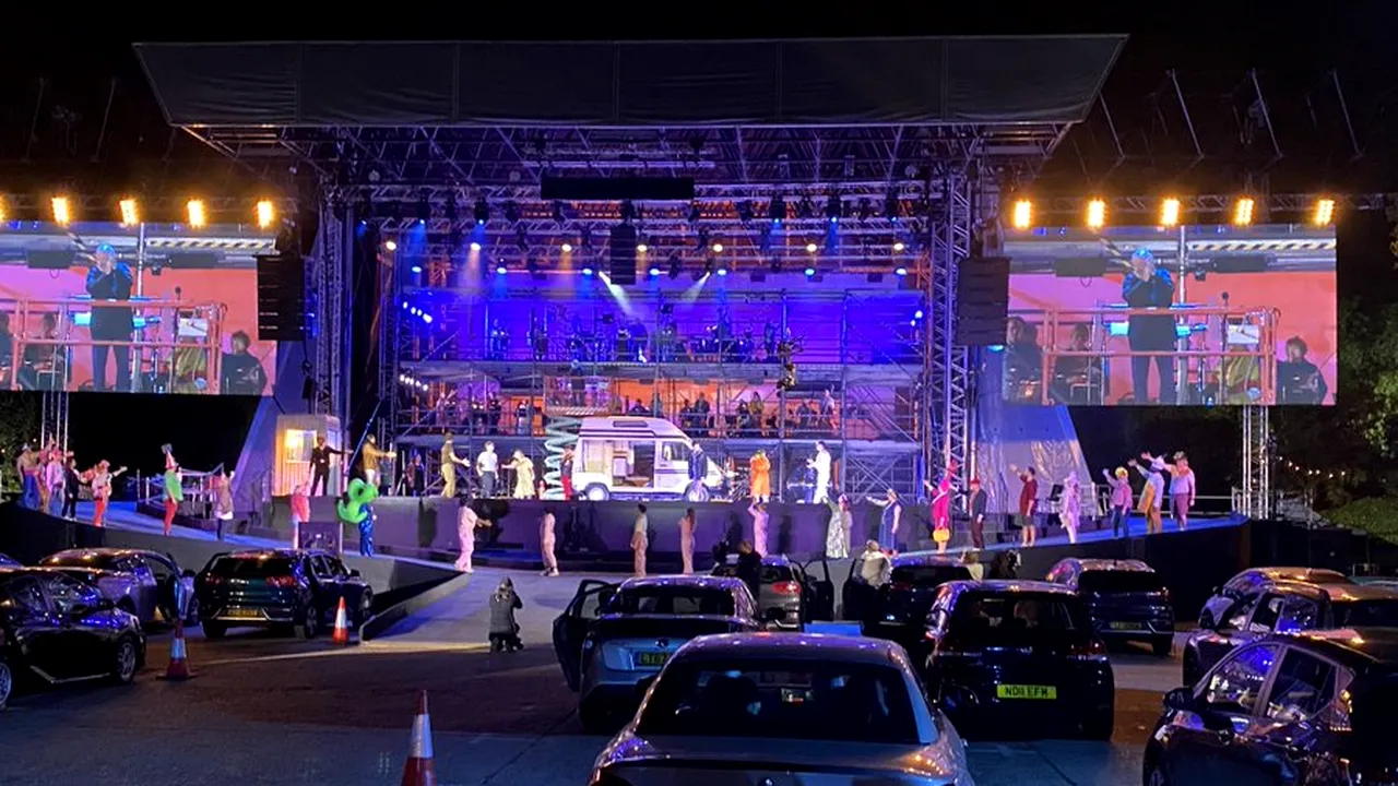 FOTO & VIDEO Cu orchestra în parcare: Primul spectacol de operă drive-in