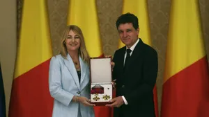 Nicușor Dan a decorat-o pe Nadia Comăneci: Vreau să vă mulțumesc că sprijiniți România