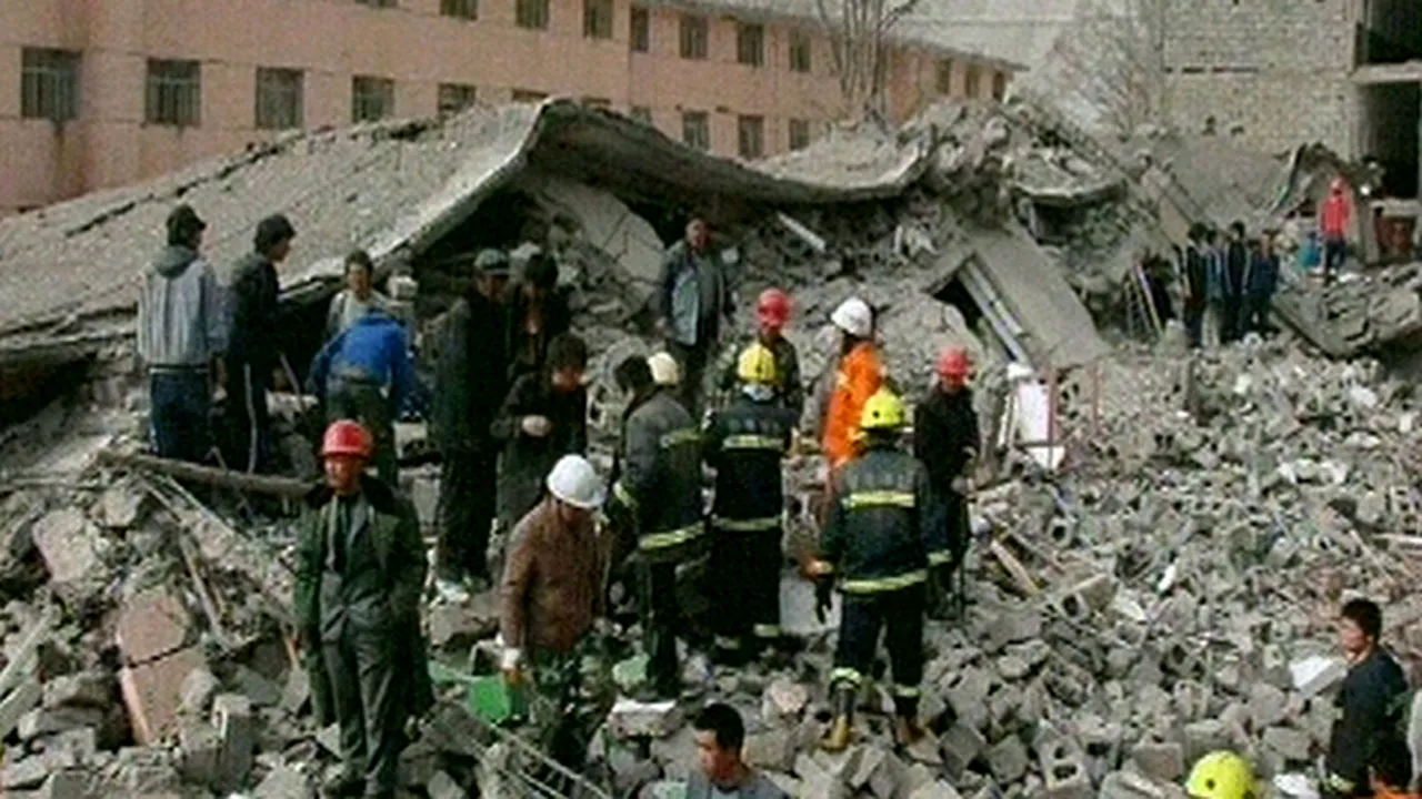 Peste 2.000 de persoane, scoase de sub dărâmături în urma cutremurului în China - VIDEO