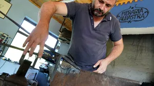 FOCUS: Bate fierul până-i cald. Povestea unuia dintre puținii fierari ai Sibiului